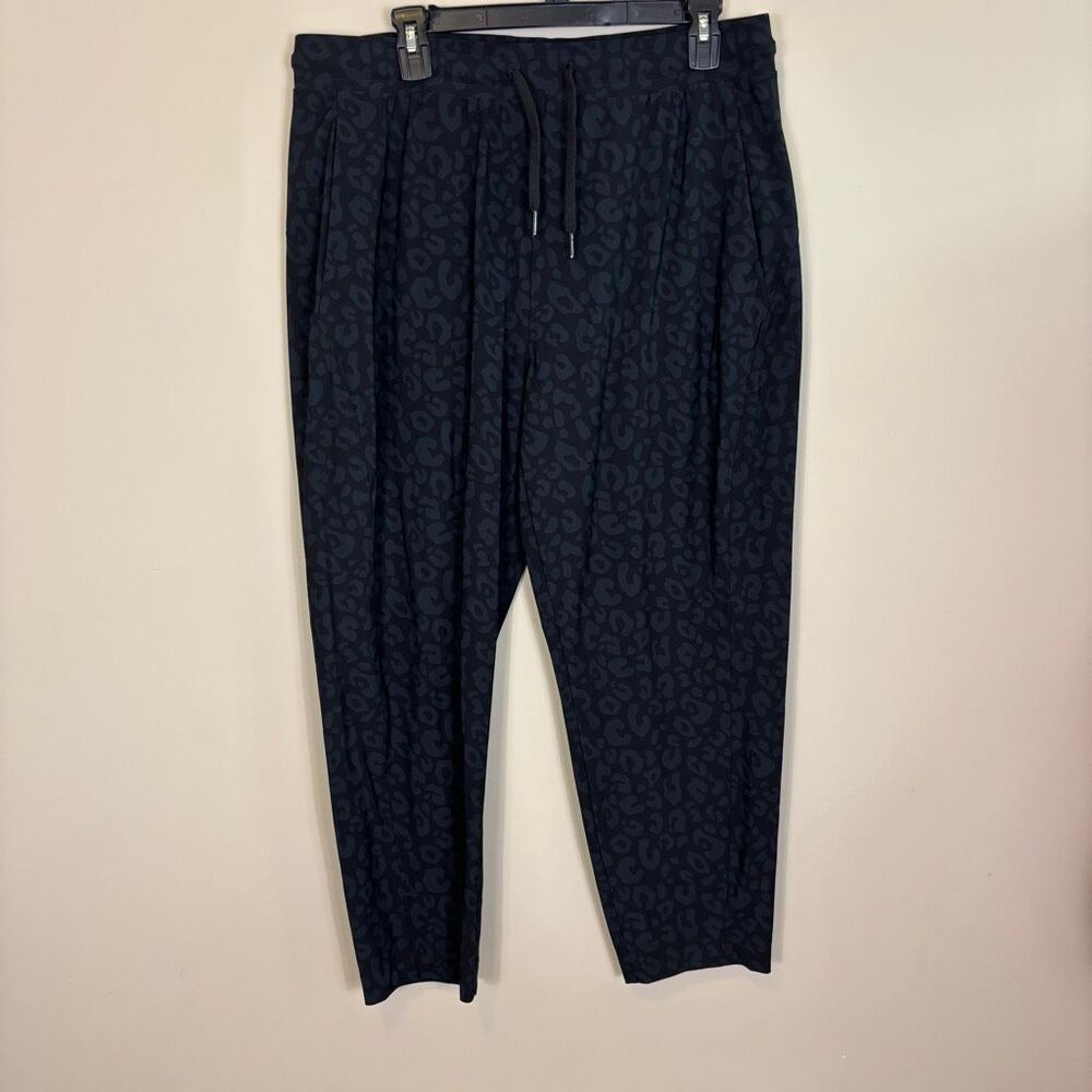 Sweaty Betty Black with Grey Leopard Print Straight Leg Pants Size 12